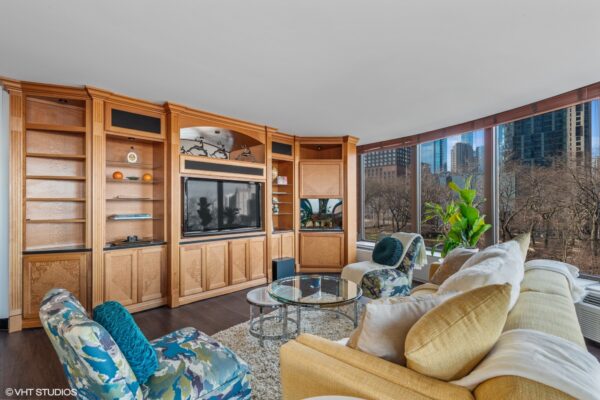 02_505NLakeShoreDrive_503_165_LivingRoom_MRED_2000x1333