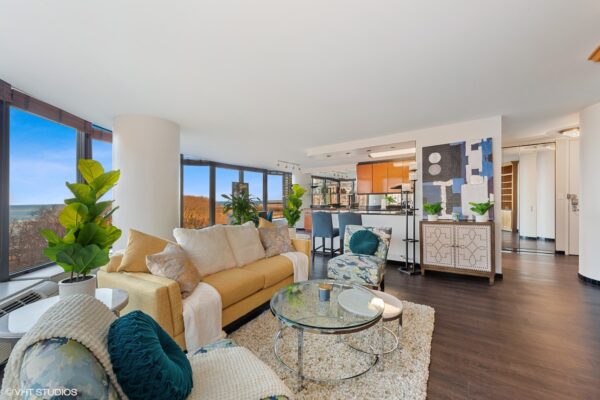 03_505NLakeShoreDrive_503_10001_LivingRoom_MRED_2000x1333