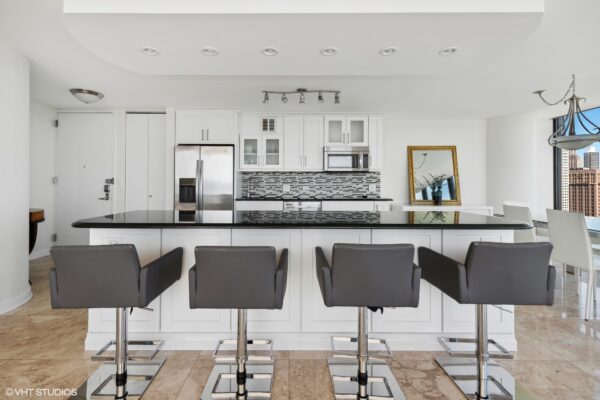 04_505NLakeShoreDrive_1704_177003_Kitchen_MRED_2000x1333