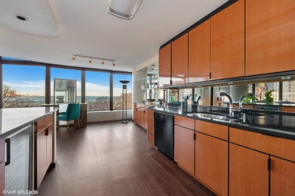 04_505NLakeShoreDrive_503_177001_Kitchen_MRED_2000x1333