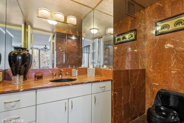 07_505NLakeShoreDrive_503_13_PrimaryBathroom_MRED_2000x1333