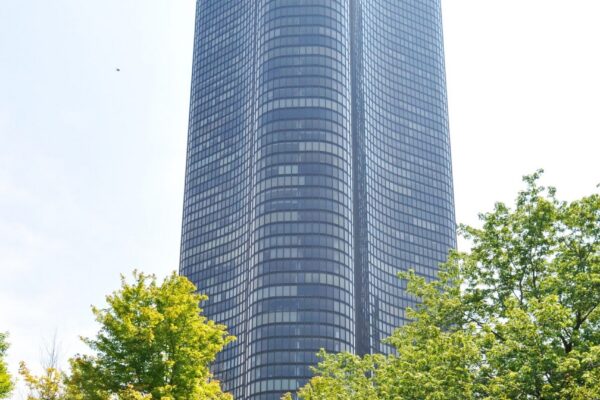 01_LPT505NLakeShoreDrive_57_FrontView_MRED_2000x1333