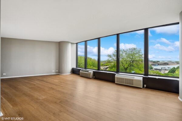 02_505NLakeShoreDrive405_165_LivingRoom_MRED_2000x1333