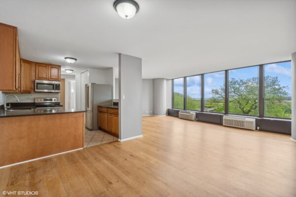 03_505NLakeShoreDrive405_369002_DiningRoom_MRED_2000x1333