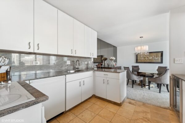 03_505NLakeShoreDrive_Unit2901_177002_Kitchen_MRED_2000x1333 03_505NLakeShoreDrive_Unit2901_177002_Kitchen_MRED_2000x1333