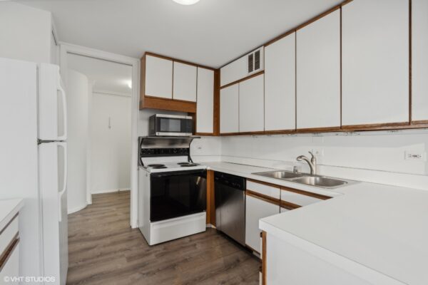 04_505NLakeShoreDr2116_177001_Kitchen_MRED_2000x1333