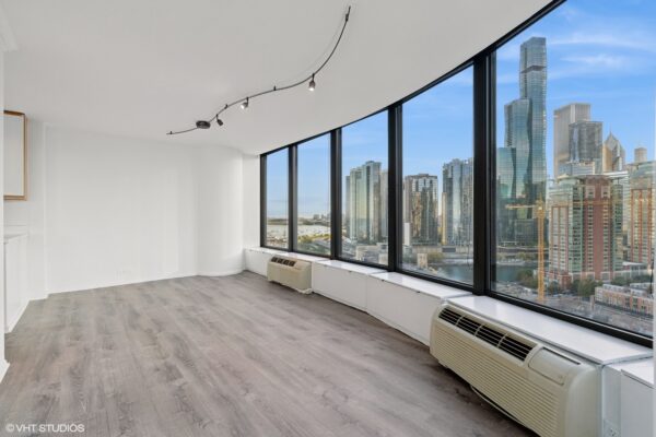 05_505NLakeShoreDr2116_2_DiningRoom_MRED_2000x1333
