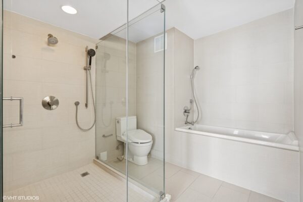 07_505NLakeShoreDr_5908_168_PrimaryBathroom_MRED_2000x1333