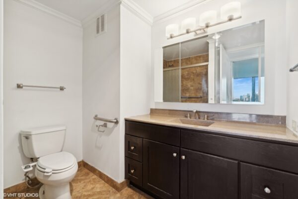 08_505NLakeShoreDr2116_8_Bathroom_MRED_2000x1333