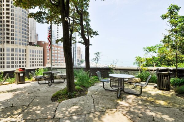 20_LPT505NLakeShoreDrive_2001_MRED_2000x1333