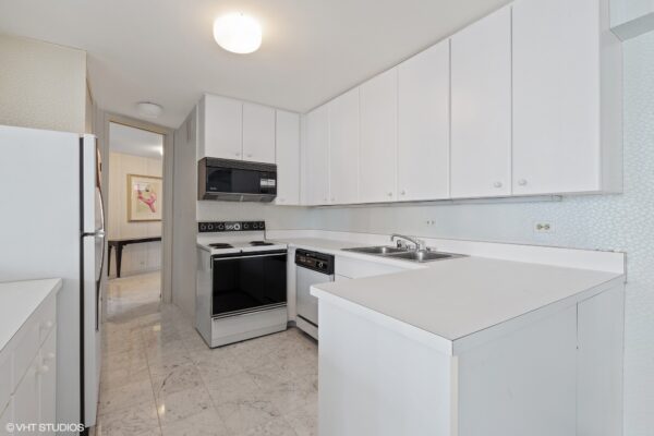 2_505NLakeshore_Unit1801_177001_Kitchen_MRED_2000x1333