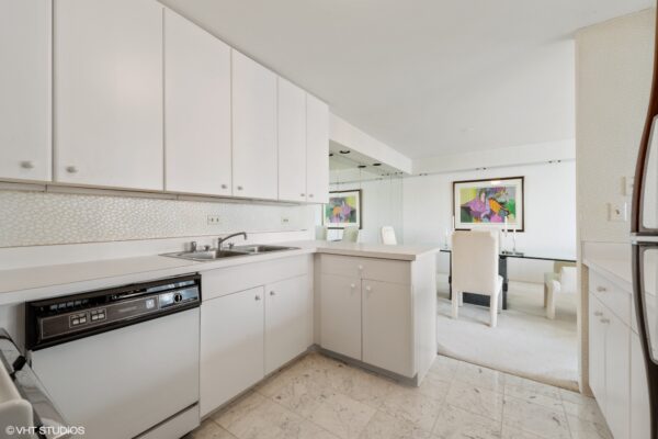 3_505NLakeshore_Unit1801_177002_Kitchen_MRED_2000x1333