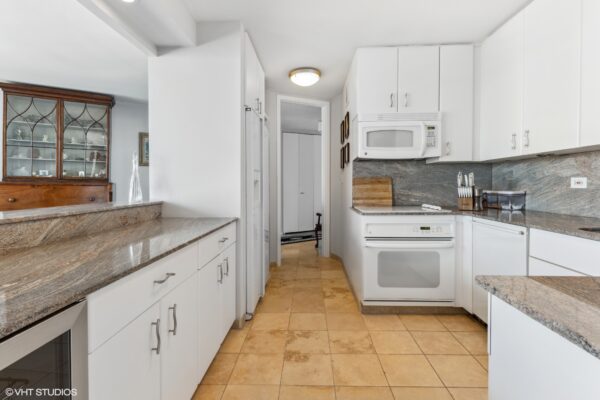02_505NLakeShoreDrive_Unit2901_177001_Kitchen_MRED_2000x1333